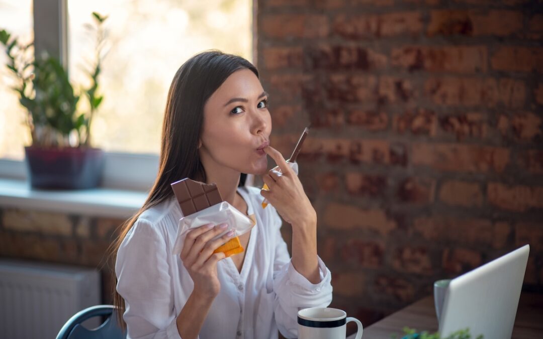 Sucre et grignotage émotionnel : comprendre l’impulsion, apaiser l’envie et retrouver une relation sereine grâce à l’hypnose